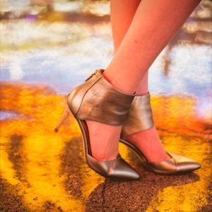 Elaine Turner Gold Heels